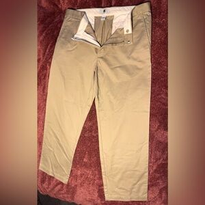 Men’s NWT. Never worn Gap flat front khaki. Size 38x32.